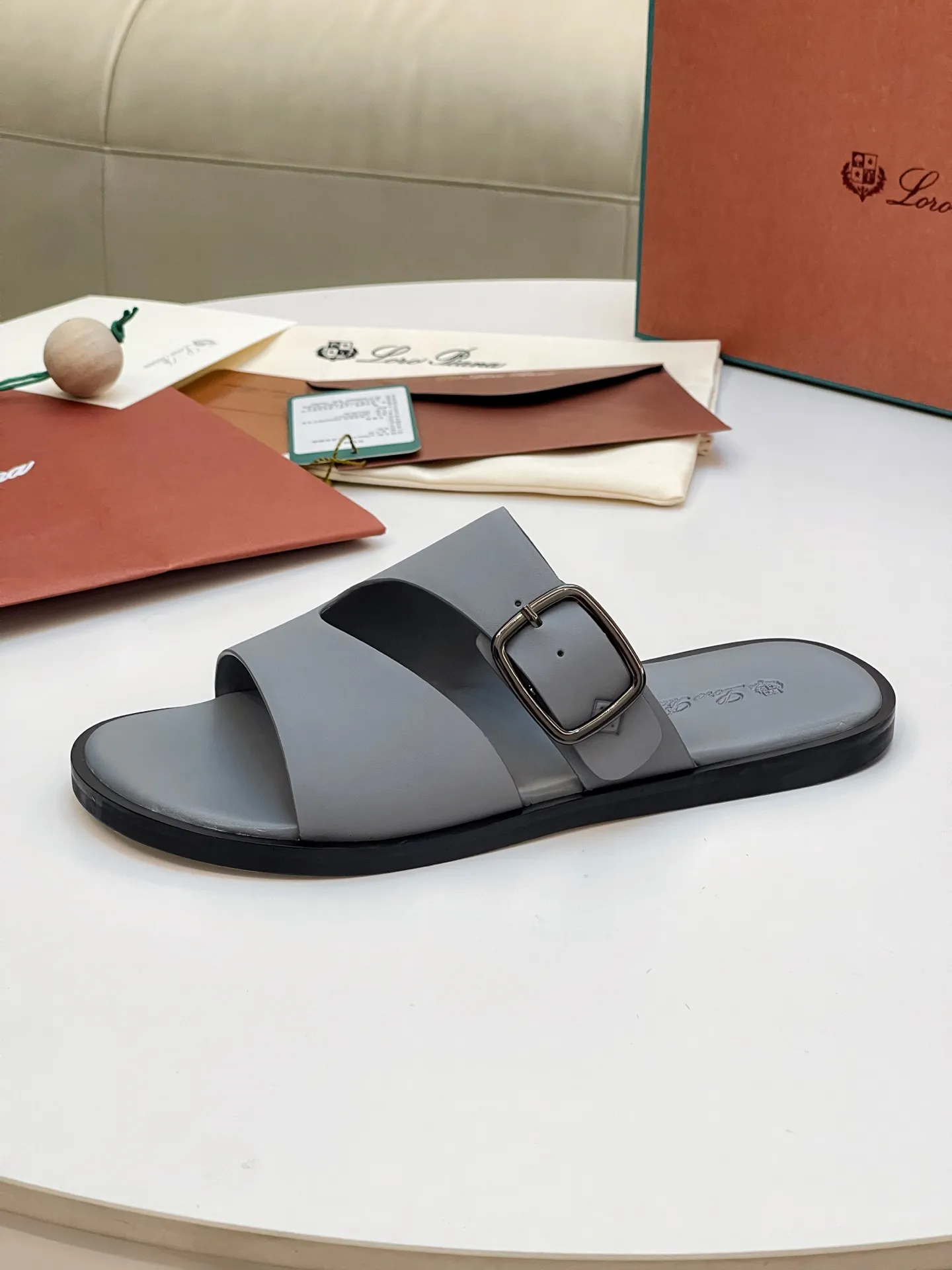 Men's shoes 💰420 Loro Piana, LP's popular spring and summer slippers are synchronized with the new counters, uppers are imported cowhide fabrics from Italy, high-quality splicing technology, soles: original soles specially provided by the original factory, exclusive molded soles are super comfortable, original factory orders, 🔍🔍high quality, you can go in and out of the counter at will, welcome to compare, code number 39-44 (order 38 45 46)